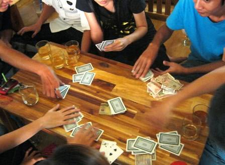 Làm mộc và cờ bạc